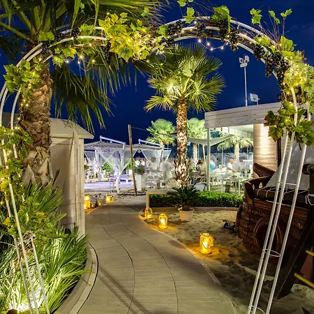 Adlon - Fronte Mare 3*